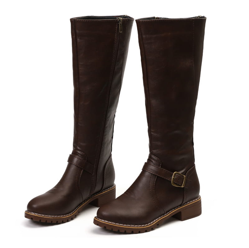 Bottes hautes en cuir marron foncé à sangle à boucle et talon bloc bas, conçues pour la chaleur et le style, comme des bottes de chevalier chaudes.