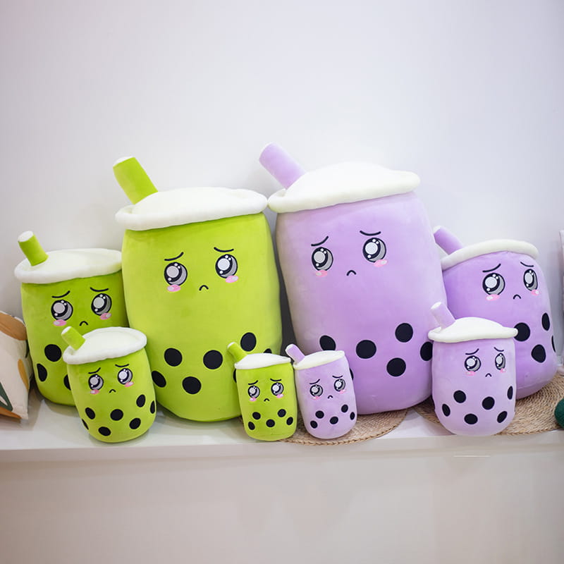 accessoires coussinets moelleux en forme de thé aux perles boba kawaii en lait de thé aux fruits, en vert et violet, avec des perles de tapioca noires, des sommets en mousse blanche et de jolis visages de dessin animé, fabriqués dans une matière souple.