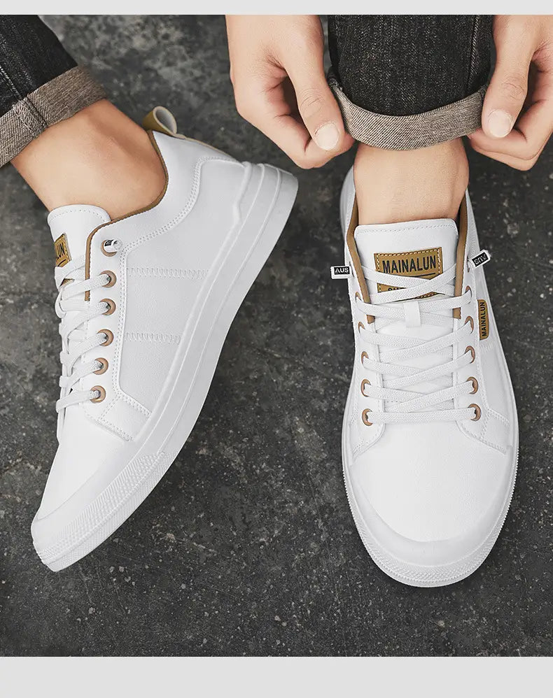 Men’s white minimalist leather casual sneakers with tan accents and gold-tone mainalun brand patches.