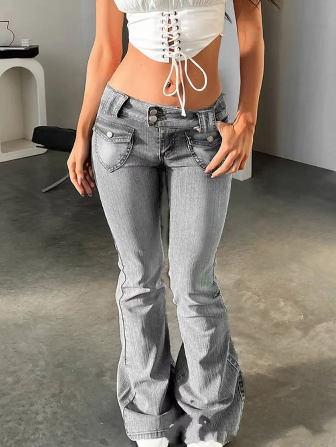 Schwarze Bootcut-Jeans mit hoher Elastizität und schlanker Passform mit grauem Bootcut-Denim, leicht verblasstem Waschbild und dezenten Used-Details.