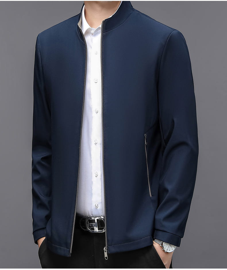 Herren-Modern-Fit leichte Bomberjacke in Navyblau mit durchgehendem Reißverschluss, dezenten Seitentaschen und Stehkragen.