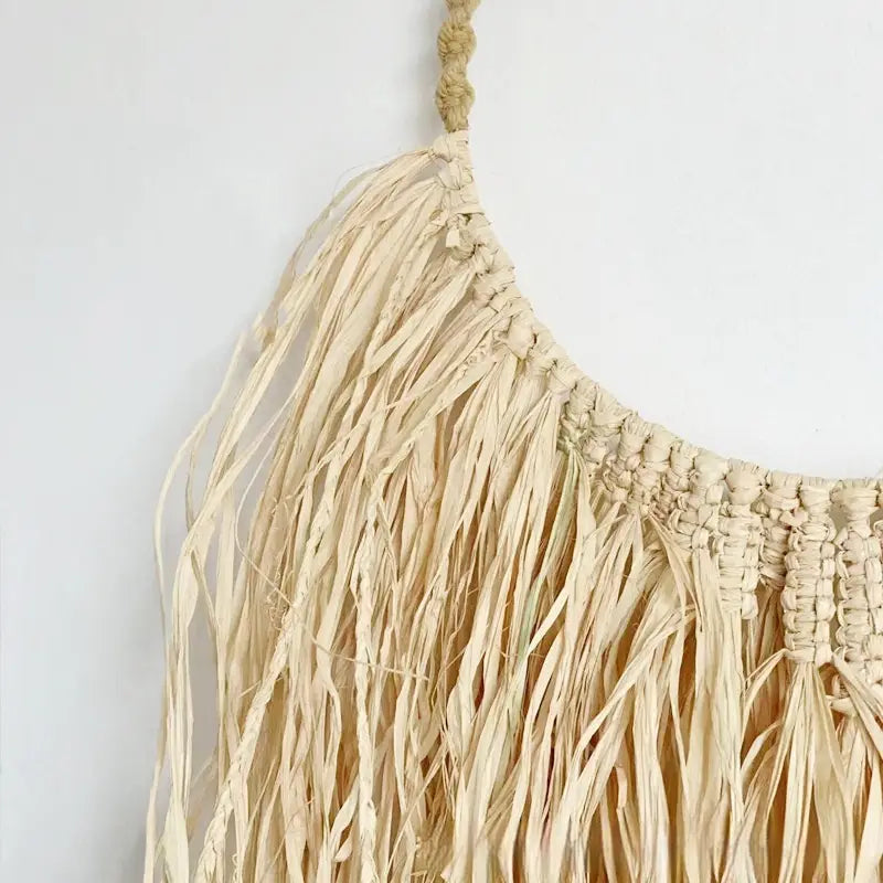 Adorno de pared de rafia color beige estilo boho, tapiz colgante de macramé con borlas con flecos y un lazo superior trenzado.