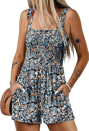 Mono sin mangas de estampado floral azul con escote cuadrado y bolsillos delanteros, perfecto para vestir en la playa durante el verano.