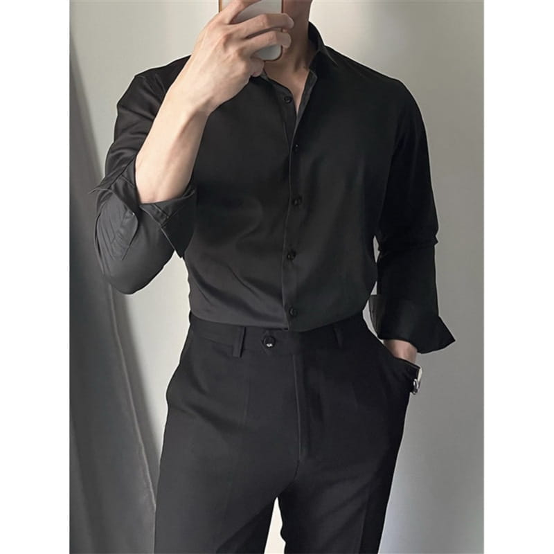 Herren-Korean-Slim-Fit-Langarmhemd aus schwarzem Satin mit Knopfleiste vorne und umgeschlagenen Manschetten.