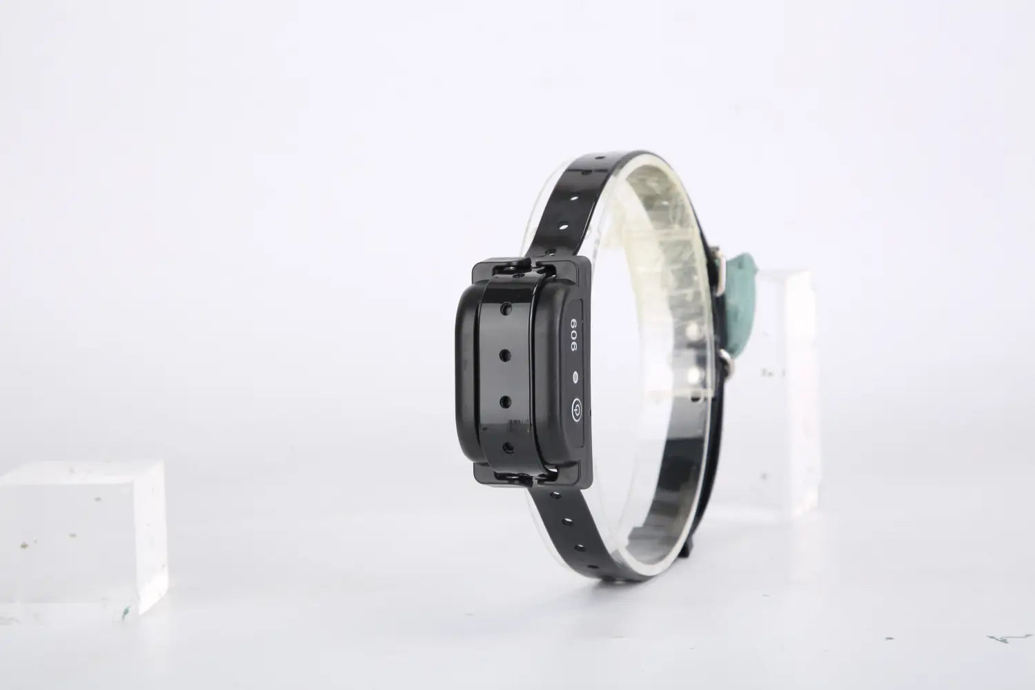 collier GPS pour chien noir avec boucle en argent et sangle réglable pour le collier du système de clôture sans fil pour chien avec moniteur de localisation GPS.