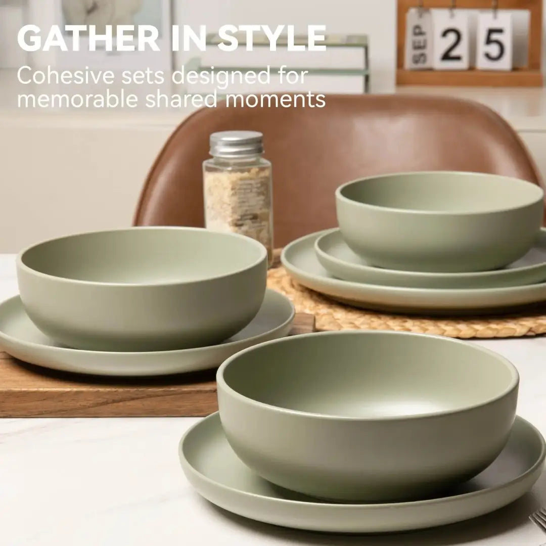 Set aus 12-teiligen Geschirr für vier Personen aus satter, salbeigrüner matter Steinzeugoberfläche mit minimalistisches modernem Design.