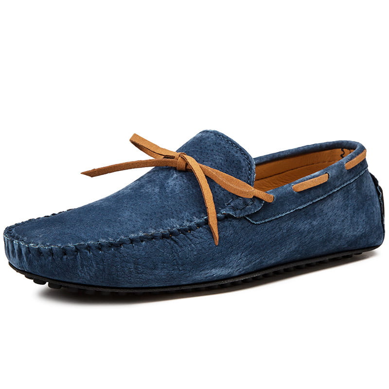 Chaussures décontractées de type mocassin en cuir suédé pour homme, en couleur bleue, avec un nœud en cuir beige et des détails de surpiqûres.