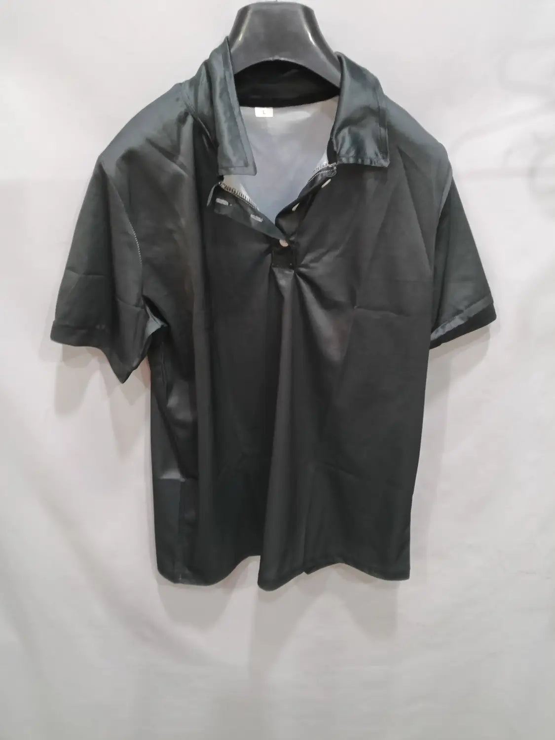 Herren-Cardigan mit kurzer Ärmellänge, strukturiert, mit Knopfleiste, schwarz, mit Reißverschluss-Detail am Kragen, in Vorderansicht dargestellt