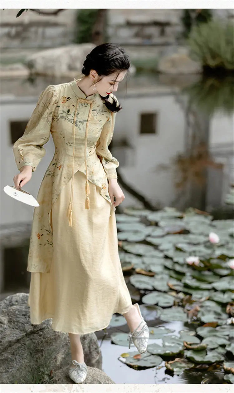 Une délicate robe cheongsam pêche brodée de fleurs en jaune pâle, avec des franges, un col montant et des motifs floraux délicats.