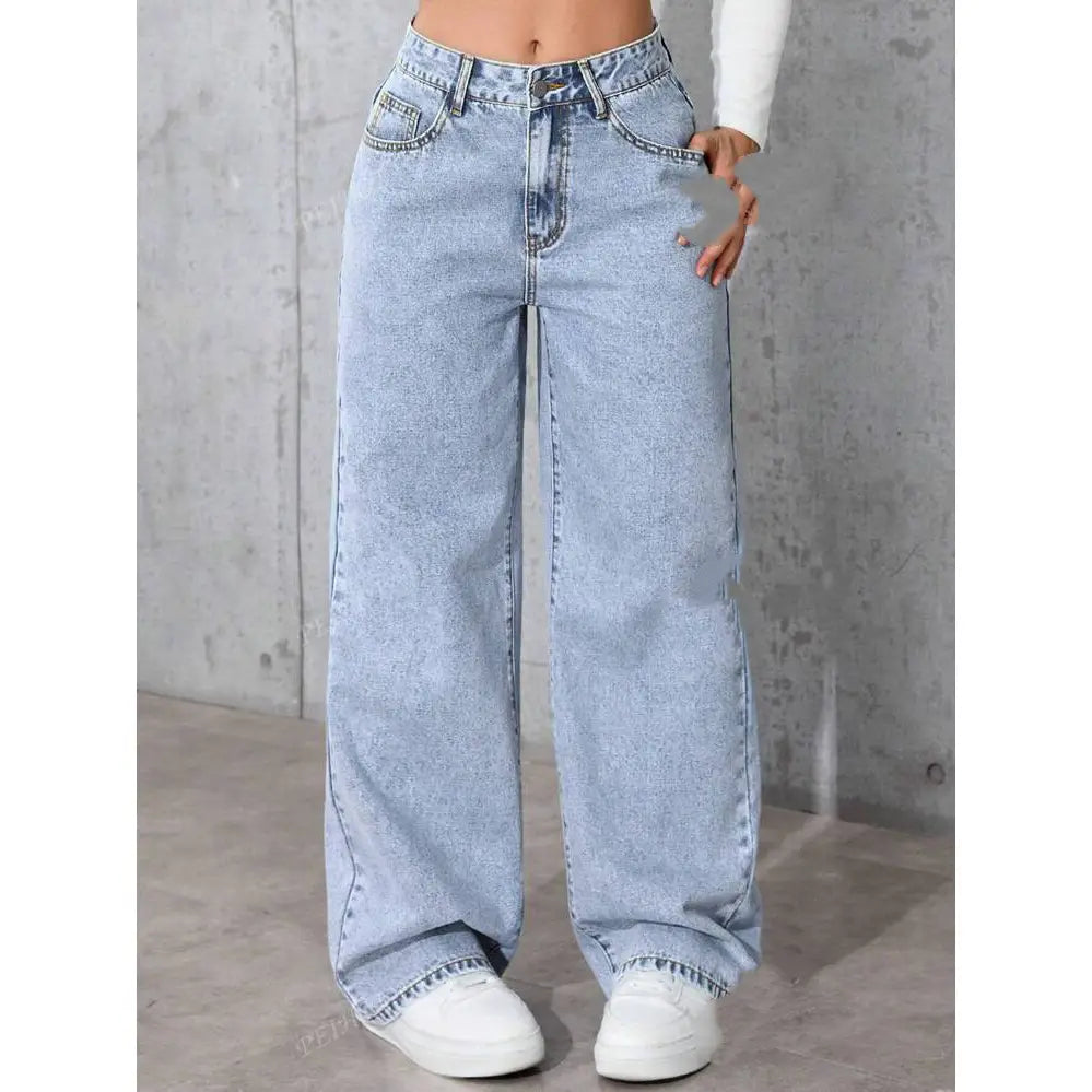 Jeans en denim rose taille haute, jambe évasée, en lavage clair, avec un design classique à cinq poches et un ourlet effiloché