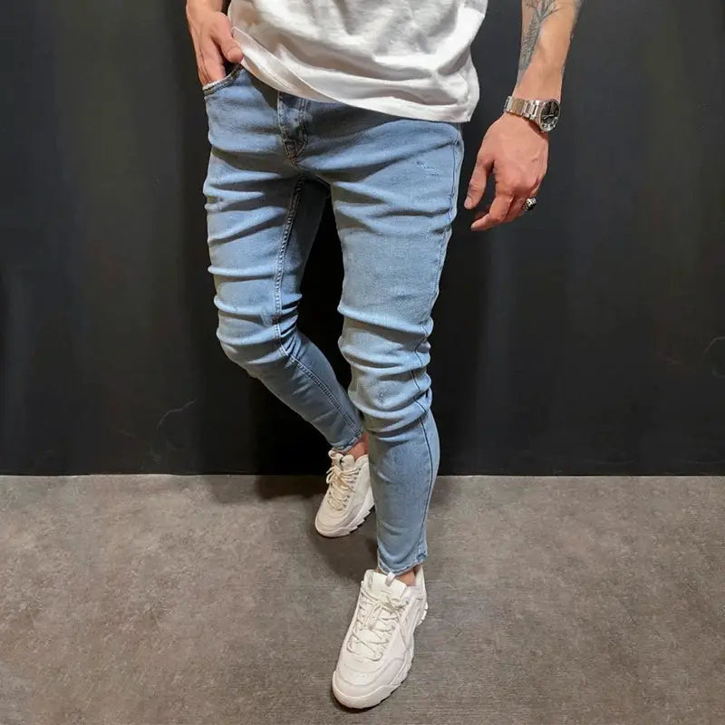 Les jeans en denim délavé clair à coupe slim, effet vieilli, présentent une coupe ajustée avec un léger délavage sur le tissu en denim délavé clair.