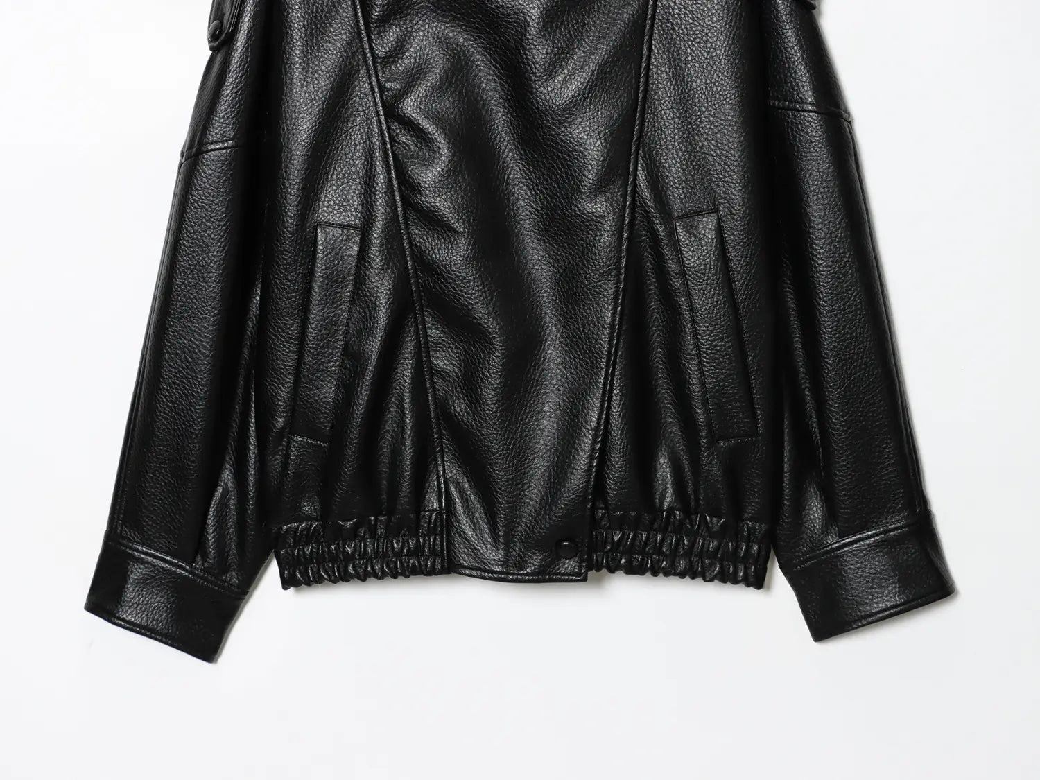 Schwarze Damen-Motorradjacke mit hohem Stehkragen aus Kunstleder mit strukturierter Oberfläche und elastischen Bündchen.
