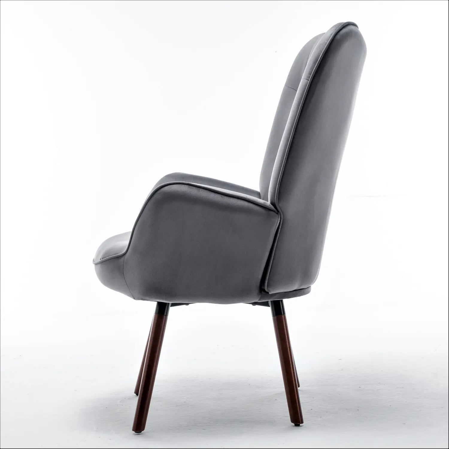 Mid-Century-Wingback-Akzentstuhl in grauem Leder mit dunklen Holzbeinen, von vorn gezeigt.