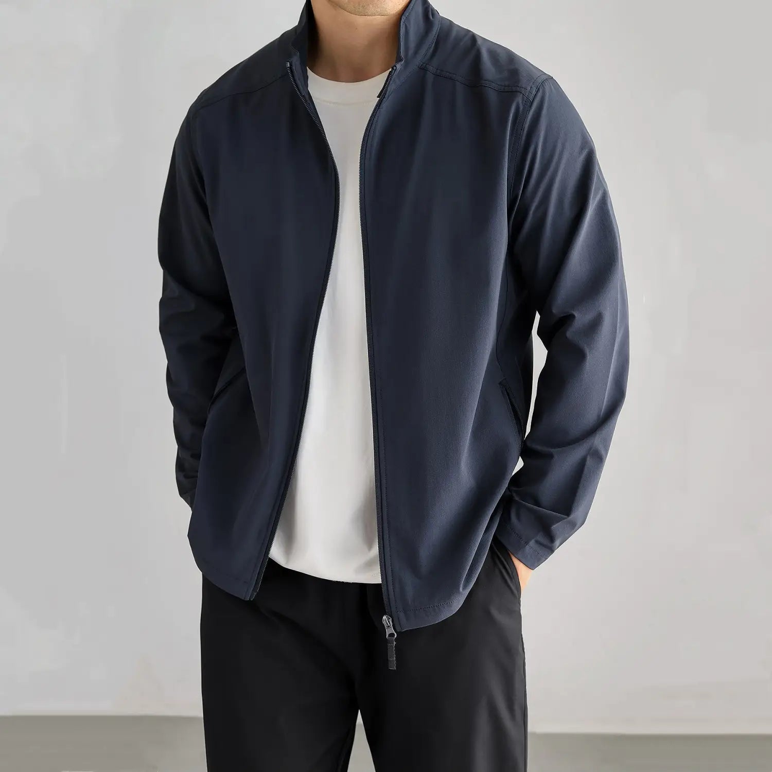 Veste bomber légère bleu marine pour homme, avec un design moderne à fermeture éclair et adapté à un usage décontracté pour l’extérieur et le trajet quotidien.