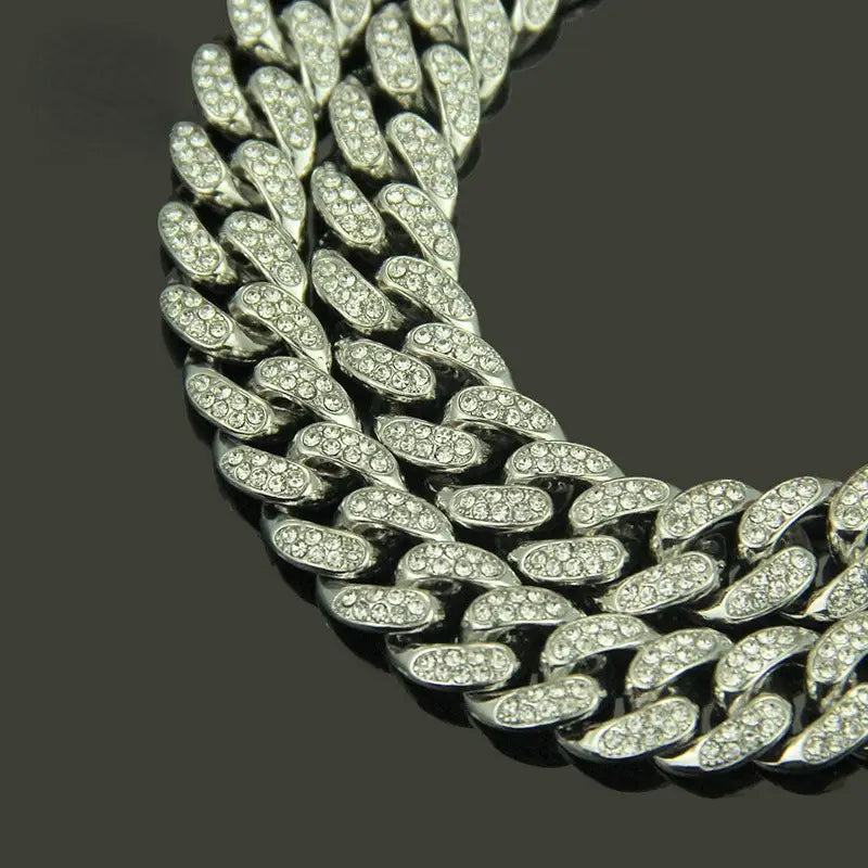 collier pour animal en chaîne cubaine ton argenté « glacé », orné de nombreuses rhinopierres étincelantes transparentes