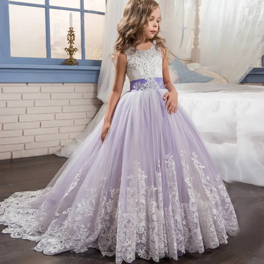 Ein fliederfarbenes und weißes Spitzenapplikations-Ballkleid mit besticktem Mieder, Satin-Schärpe und mehrlagigem Tüllrock, entworfen als mit Stickspitze verziertes Tüllblumenmädchen-Prinzessinnenkleid.