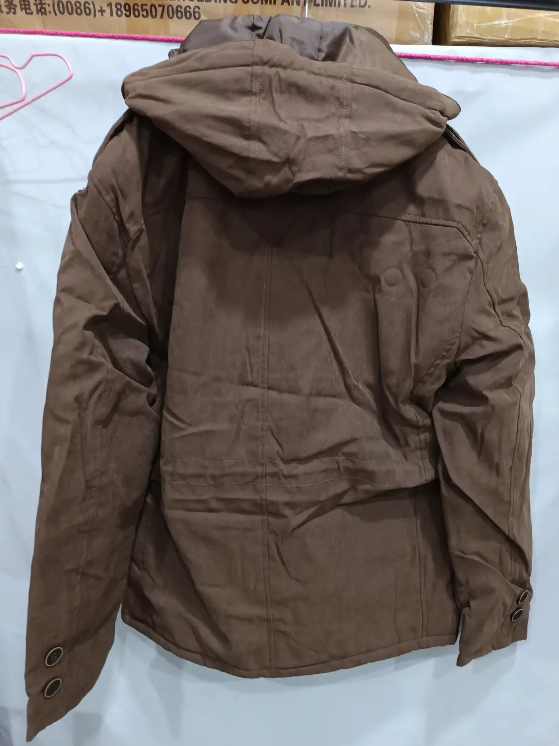 Chaqueta de invierno acolchada con forro polar para tallas grandes en color marrón, con capucha, paneles acolchados y puños con botones.