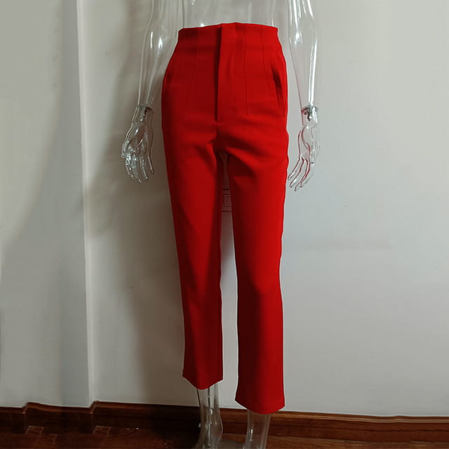 Pantalon taille haute à plis plats et jambes droites rouge vif, avec une coupe soignée et des jambes droites