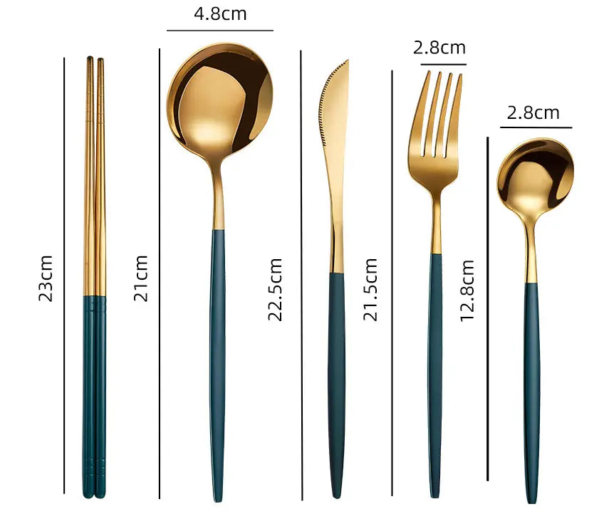 Zweifarbiges Besteckset aus Edelstahl in Gold und Teal mit Essstäbchen, mit elegantem modernem Design, polierten Metallköpfen und mattierten Griffen.
