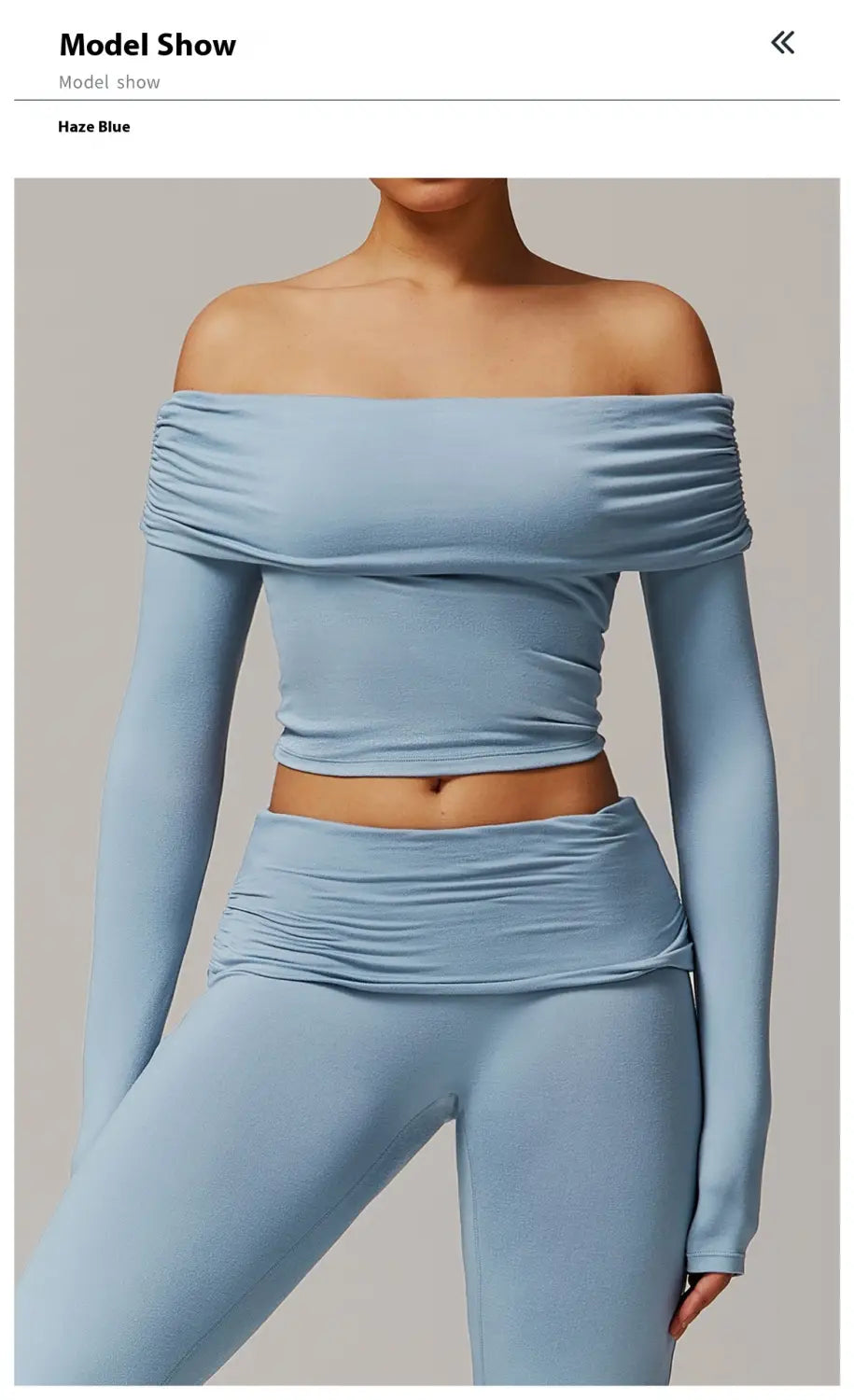 top corto de manga larga estilo hombro descubierto en azul neblina con detalles fruncidos, combinado con pantalones de yoga acampanados de cintura alta.