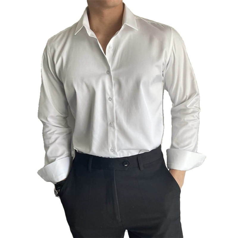Ein frisches weißes Herren-Korean-Slim-Fit-Langarmhemd aus leichtem Material mit klassischem Kragen und ordentlich umgeschlagenen Manschetten.