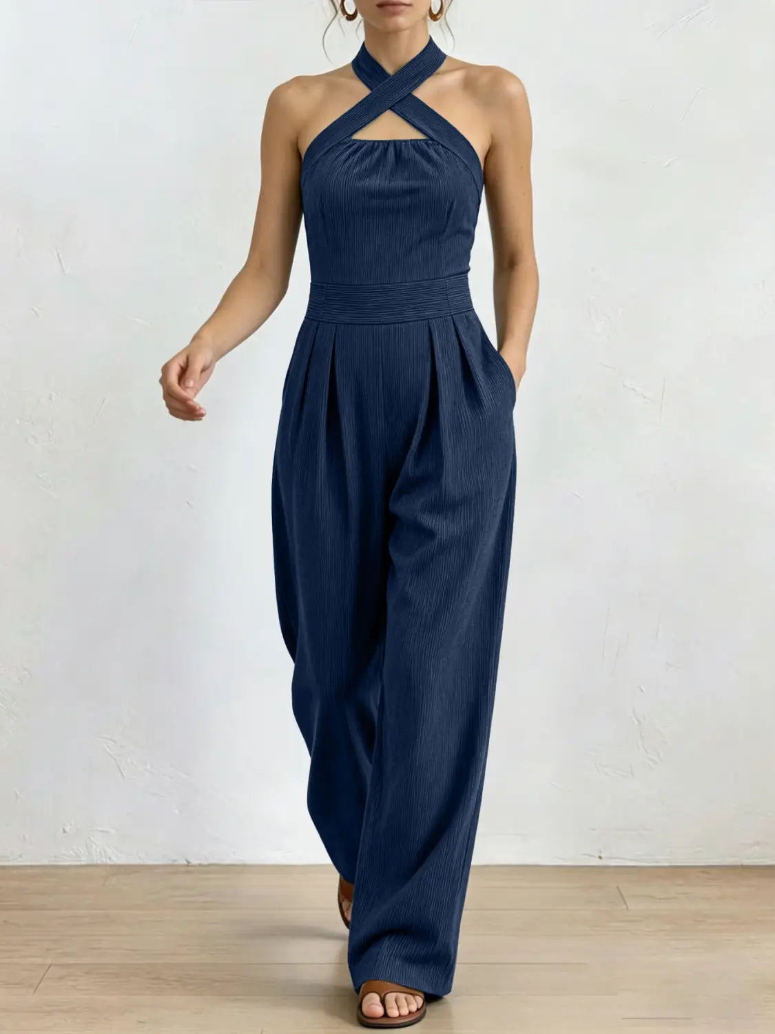 Blauer Marine gerippter Halterneck-Jumpsuit mit weitem Bein, mit gekreuztem Ausschnitt und plissierter Taillen-Detailierung.