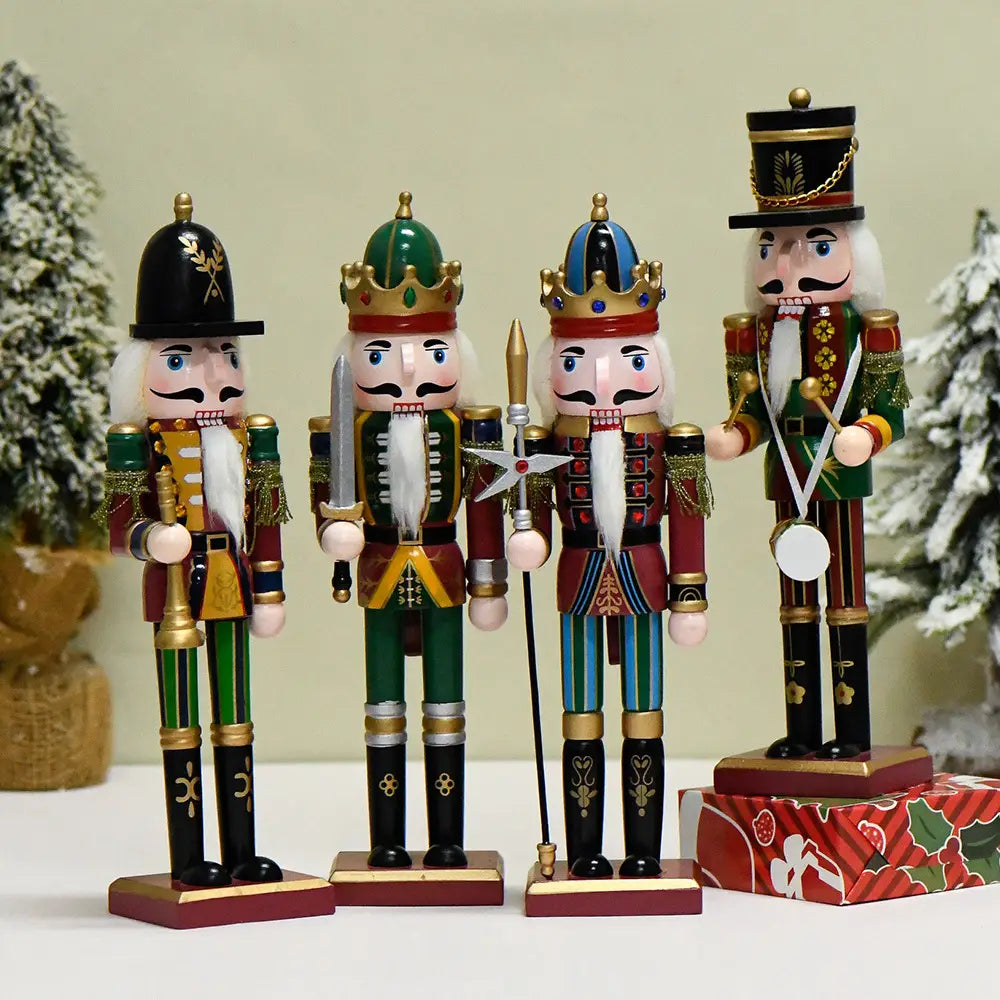 Vier kunstvoll bemalte hölzerne Nussknacker-Soldatenfiguren in detaillierter, königlicher Kleidung und mit erlesen verziertem Zubehör, Set in 30 cm Weihnachtsdeko.