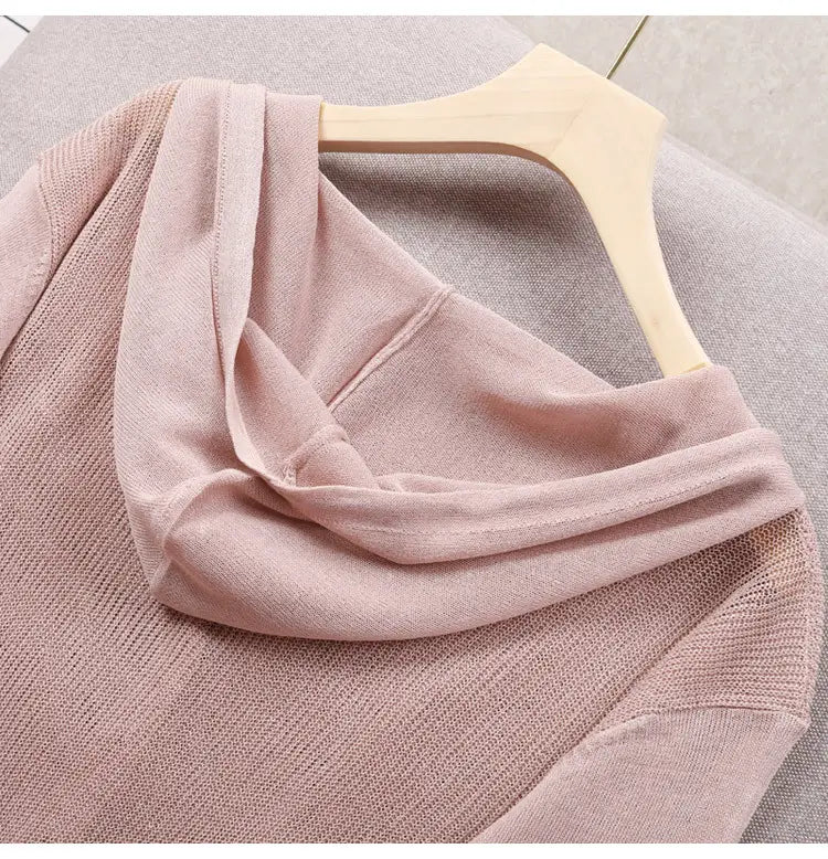 Ein weichrosa Blush-Pink gestricktes Hoodie-Cardigan mit langärmeligem Knopf-Design und drapiertem Rundschal-Kragen.