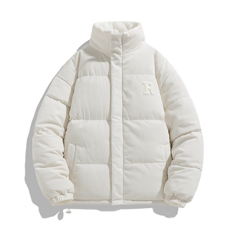 Eine cremefarbene Cord-Pufferjacke mit hohem Kragen und besticktem r auf der Brust, warm gefütterte Fleecejacke.