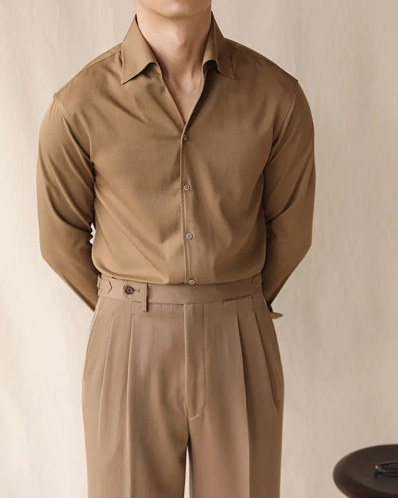 Ein elegantes Herren-Oberteil mit Ein-Kragen aus Satin in Hellbraun, langarm im Business-Stil, mit klarem Kragen und dezentem Glanz.