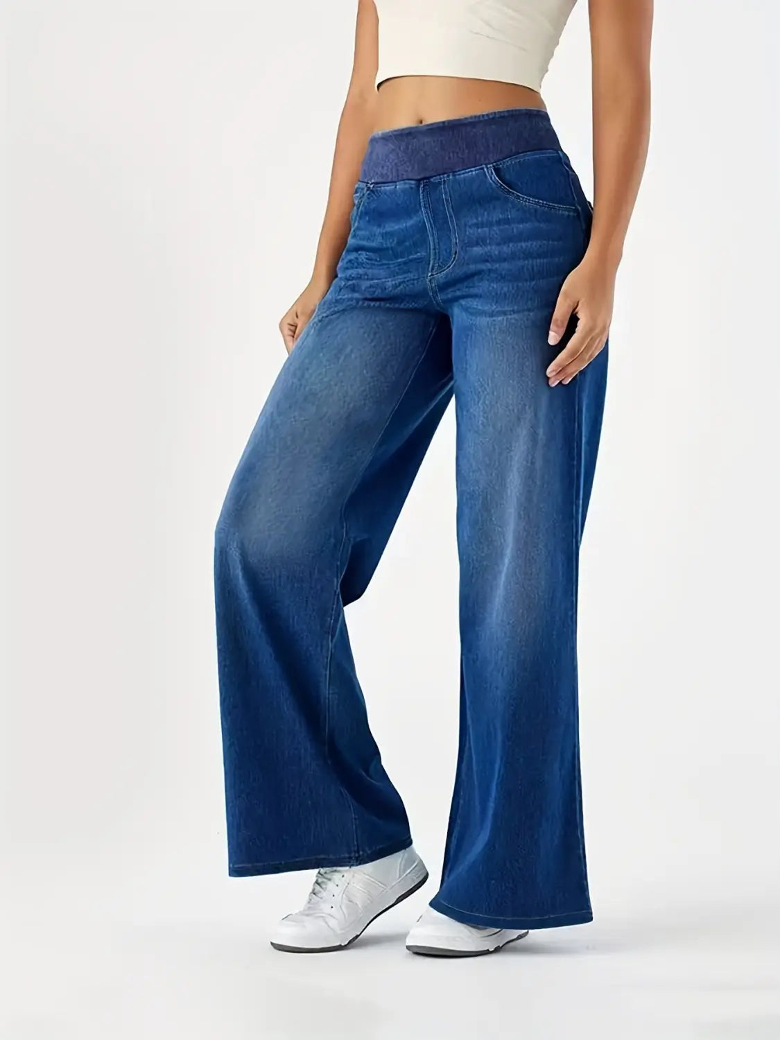 Jeans en denim bleu à jambes larges taille haute avec taille extensible réalisée dans un tissu en denim durable.