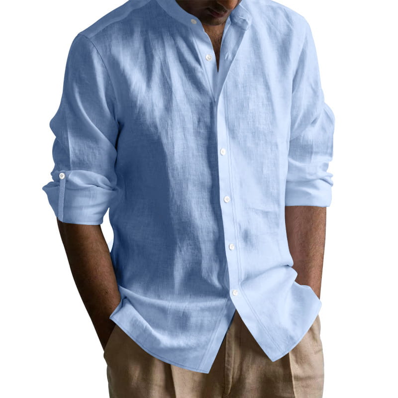 Camisa entallada para hombre en mezcla de lino de color azul claro, de manga larga, con abertura frontal tipo botones y mangas arremangadas con botones blancos.