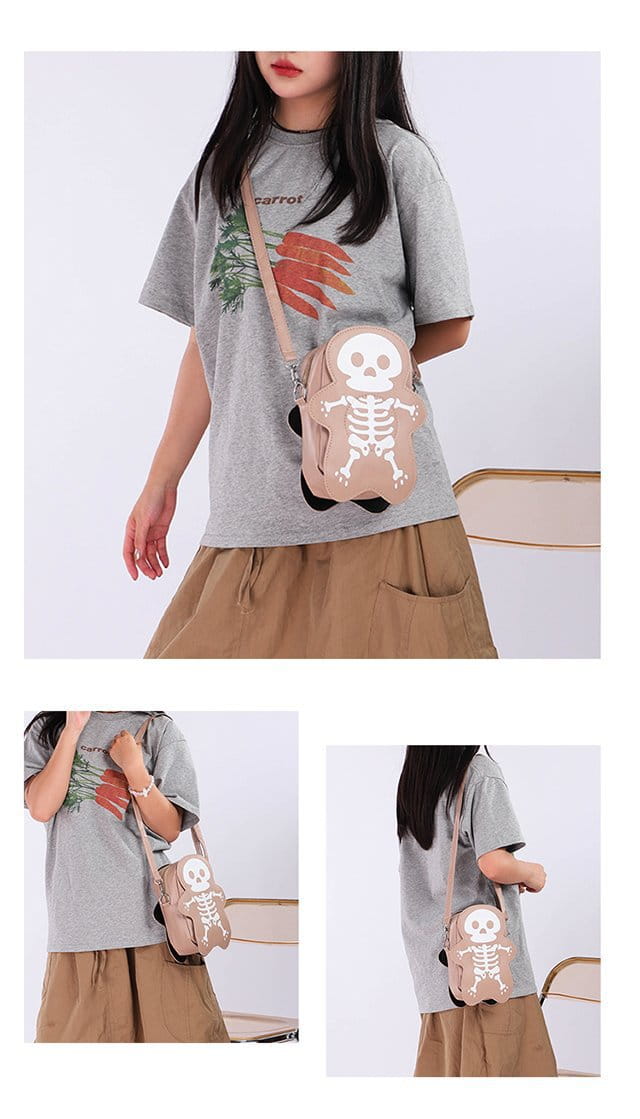 Sac bandoulière beige Y2k en forme de crâne de squelette, avec une texture douce et duveteuse et des détails squelettiques blancs.