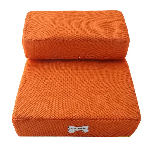 Escalera plegable de malla para mascotas de dos niveles con textura naranja y logotipo con forma de hueso en el escalón delantero para mascotas pequeñas