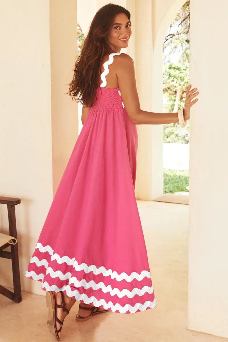 Un vibrante vestido maxi de playa floral con dobladillo ondulado, corte A, rosa, con escote cuadrado festoneado y bajo ondulado a juego, confeccionado con tejido ligero.