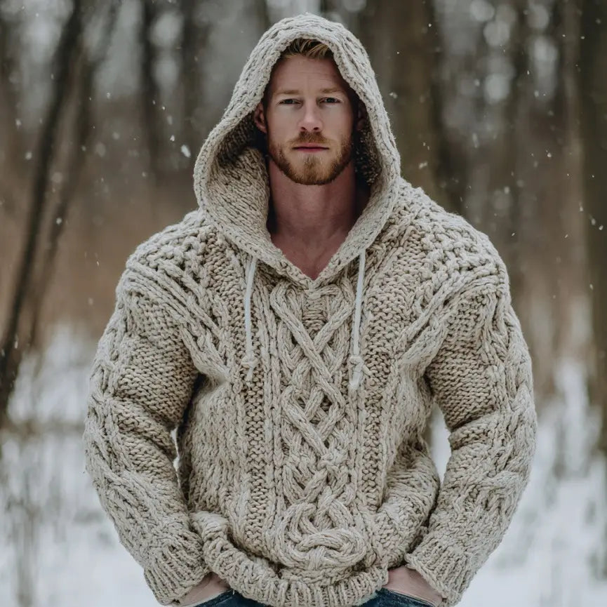 Un sweat à capuche surdimensionné épais en tricot côtelé vintage crème cassé, en patchwork épais à effet chiné, présentant un motif torsadé texturé tressé à l’avant, avec des cordons assortis.