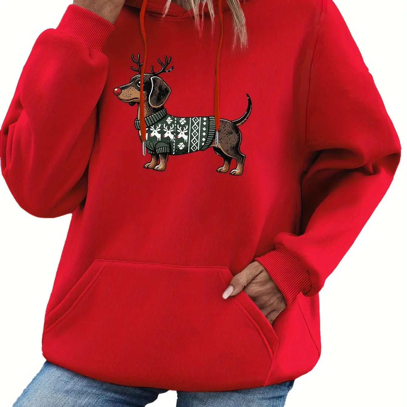 Sweat à capuche rouge à capuche, présentant un teckel de fête portant un pull à motifs vert et blanc avec des bois à l’avant.