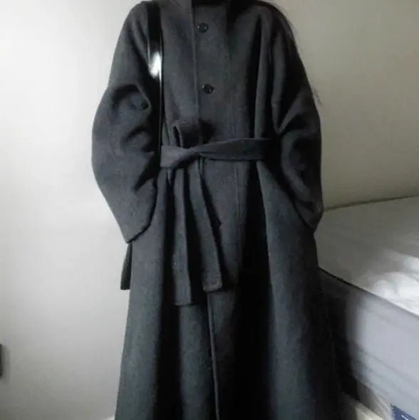 Kurz geschnittener Wollmantel in Dunkelgrau mit gegürteter Taille und knopfverdeckter Front, langen Ärmeln im koreanischen Mid-Lenght-Stil.