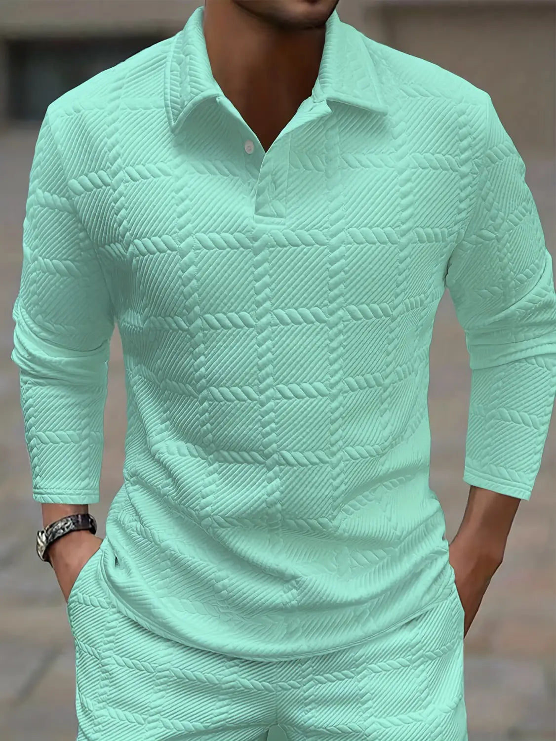 Camisa tipo polo de manga larga con textura color verde menta que presenta un patrón tejido y una tela confortable para uso informal o semiformales.