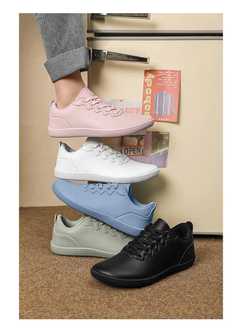 Rosa Wildleder-Leder-Outdoor-Sneaker im Low-Top-Format mit passenden Schnürsenkeln und einer weißen Gummisohle, entworfen für minimalistisches Casual-Wear.