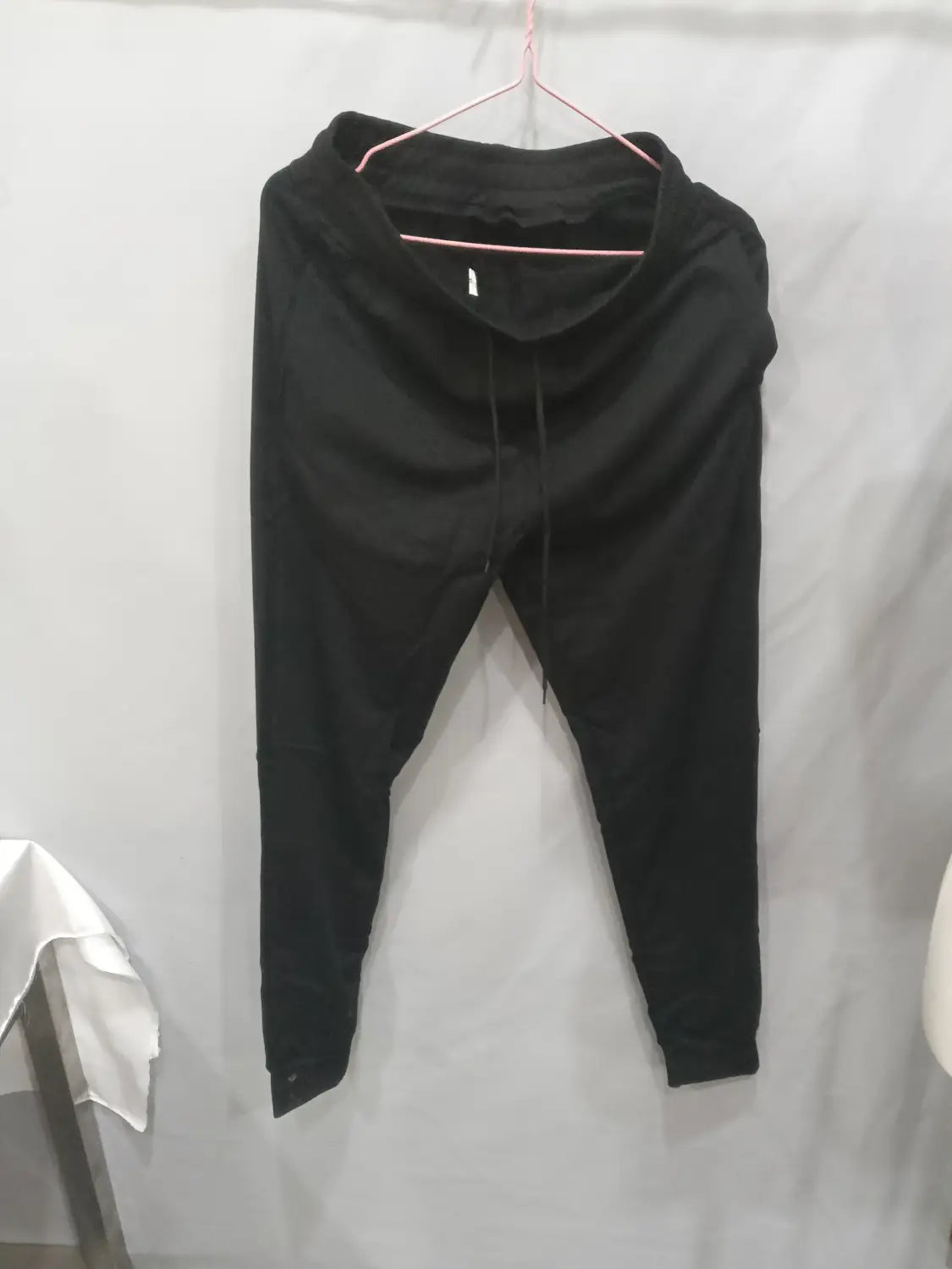 Men’s athletic training jogger pants in black elastic waist with drawstring and ribbed cuffs.