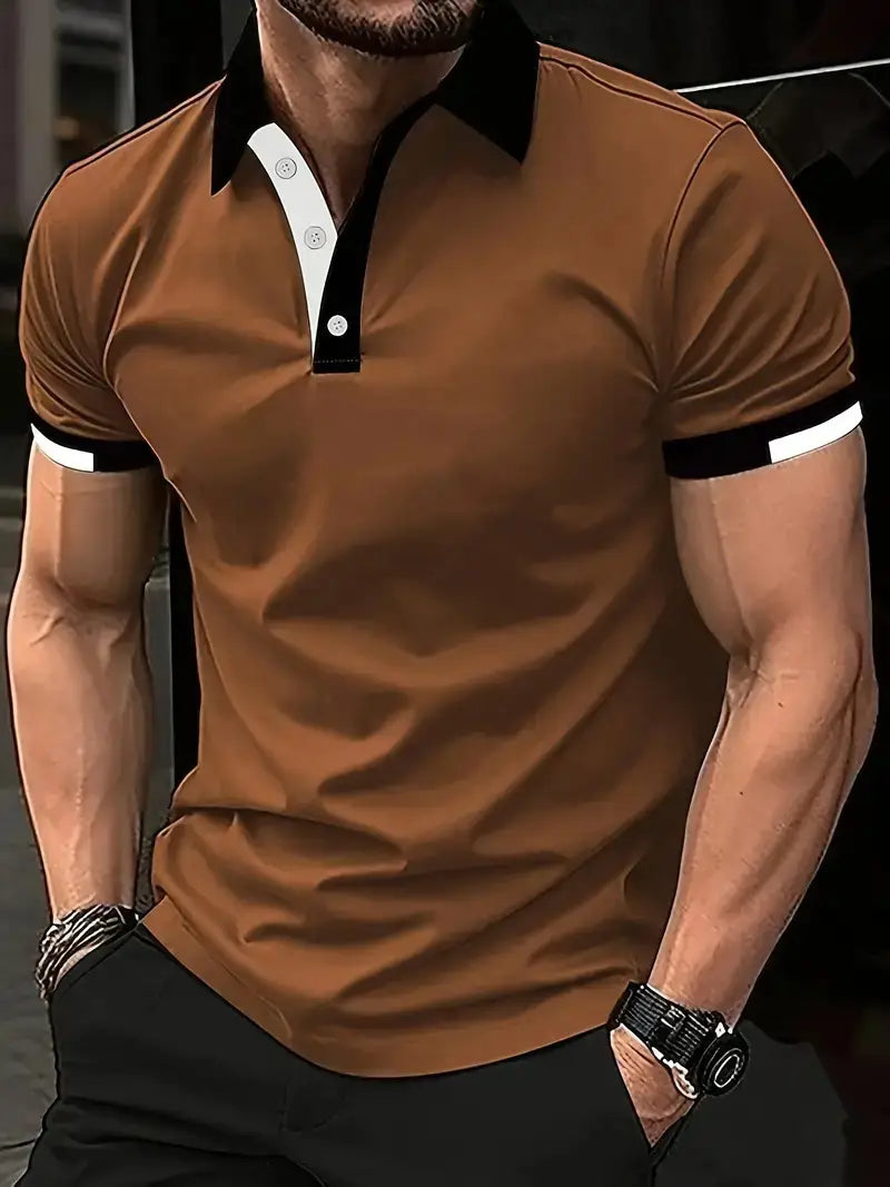 Kontrastiertes Herren-Poloshirt mit kurzem Ärmel in Braun, mit schwarzem Kragen und Ärmelmanschetten, akzentuiert durch weiße Streifen.