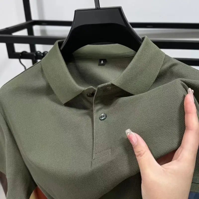 Herren-Strickpolohemd mit Textur aus olivgrüner Baumwolle mit dunklen Knöpfen für den Freizeitgebrauch.