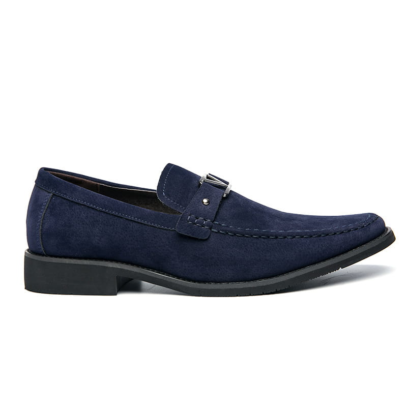 Mocassins en daim bleu marine à boucle, avec une boucle ton argenté et des semelles en caoutchouc noir antidérapantes.
