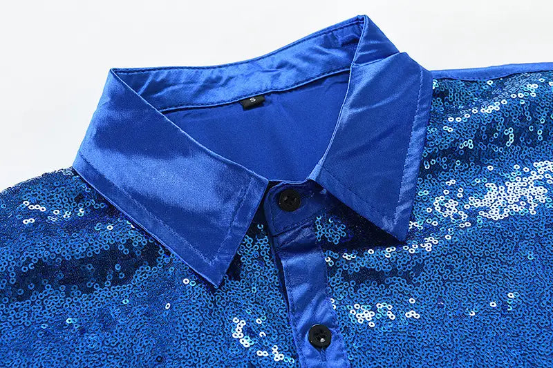 Ein lebhaftes königsblaues Slim-Fit-Herren-Partyhemd mit Pailletten, Satin-Kragen und passenden Knöpfen.