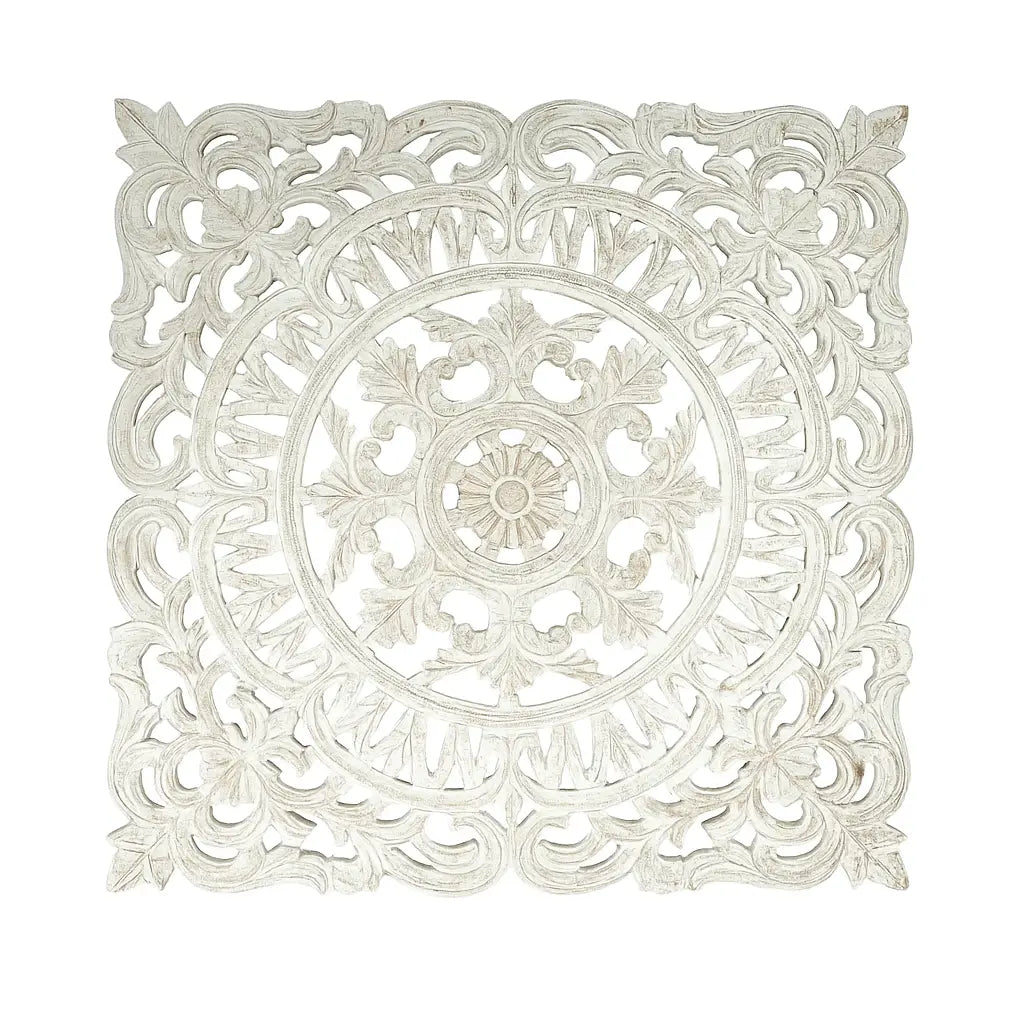 Arte mural de madera tallada en blanco, cuadrado, con decoración floral, de 36x36, con intrincados patrones florales y circulares en un diseño decorativo.