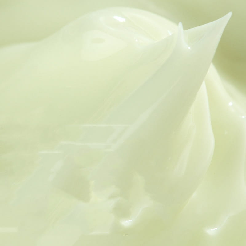 Cremige weiße, aufgeschlagene Retinol-Gesichtspflegecreme mit einer glänzend glatten Textur zur Bekämpfung von Zeichen der Hautalterung und zur Straffung in einem Behälter mit 30 ml.