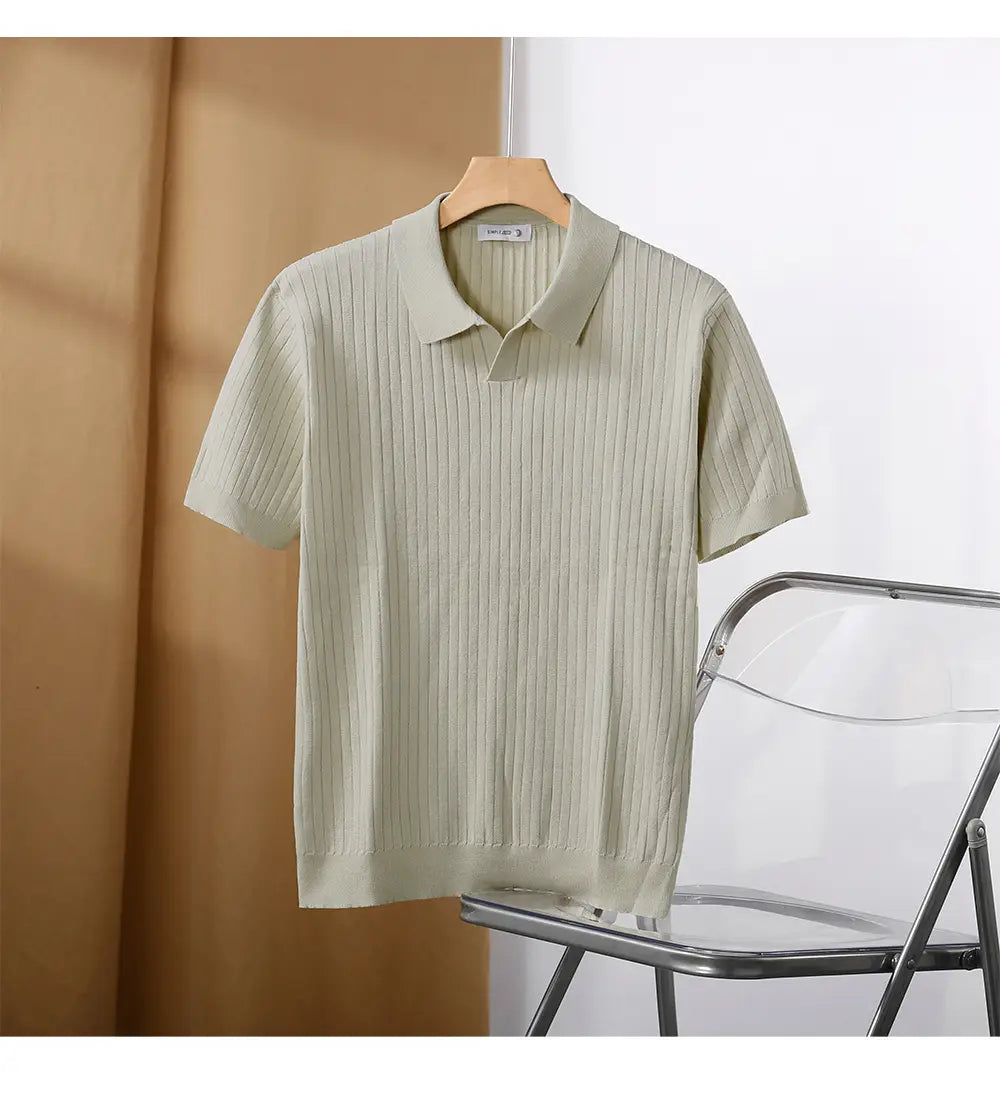 Ein sanft geripptes Strick-Poloshirt in hellem Salbeigrün mit einem gestreiften Jacquard-Strickmuster.