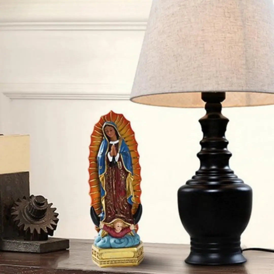 une statue en résine vibrante et détaillée de Notre-Dame de Guadalupe, avec une robe bleue et un halo doré, mesurant 20,3 cm