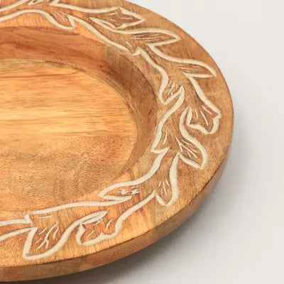 Holz-Untersetzer-Teller (13 Zoll), handgefertigt mit natürlicher Holzoberfläche und einem kunstvoll eingelegten Blattmuster entlang des Randes.
